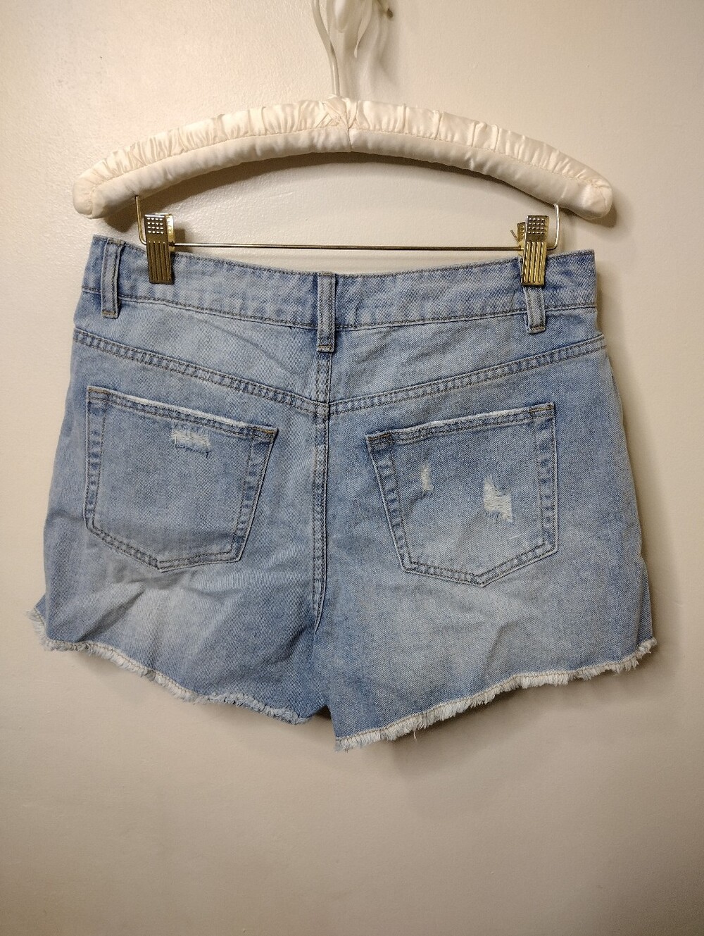 Cupshe Boho Light Wash Distressed Denim Shorts - Picture 2 of 6